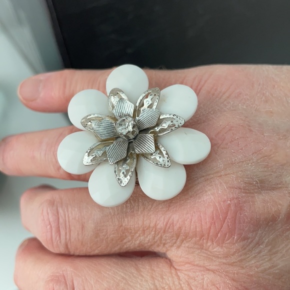 BOHM RING WHITE FACETED PETAL RING MADE IN PARIS - Picture 7 of 8